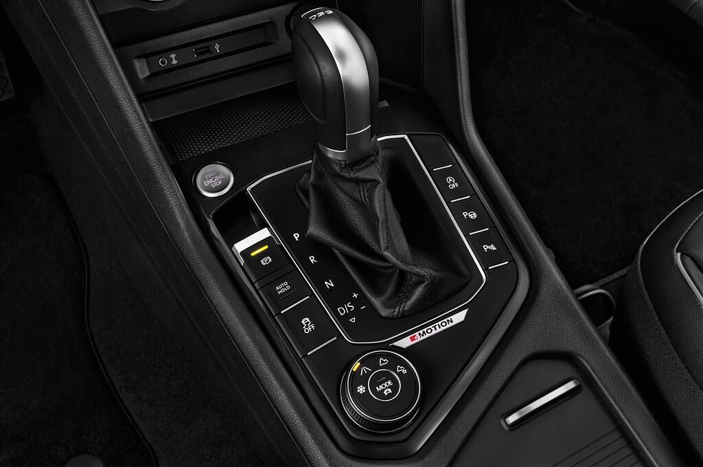 Volkswagen Tiguan (Baujahr 2017) Comfortline 5 Türen Schalthebel