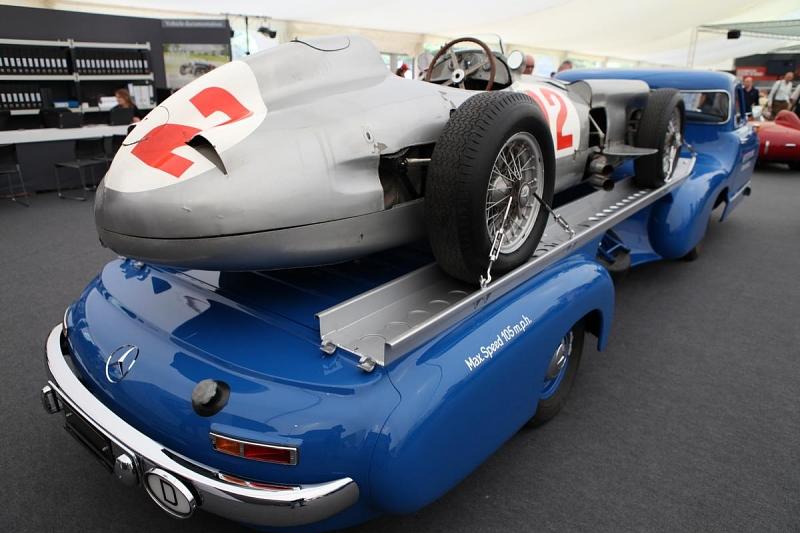 Goodwood Festival of Speed 2013: Das Prunkstüch der Bonhams Versteigerung auf einem ausgeliehenen Mercedes-Renntransporter