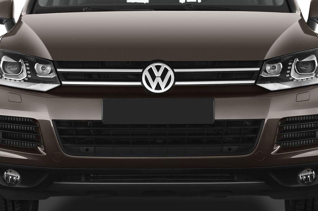Volkswagen Touareg (Baujahr 2011) V6 TDI BlueMotion Technology 5 Türen Kühlergrill und Scheinwerfer