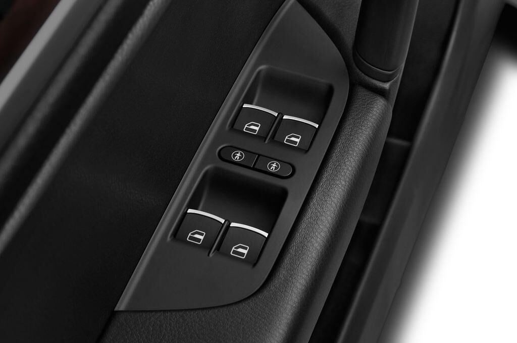 Volkswagen Touareg (Baujahr 2012) Exclusive 5 Türen Bedienungselemente Tür