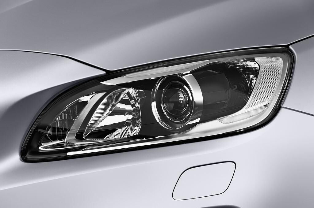 Volvo S60 (Baujahr 2014) Summum 4 Türen Scheinwerfer
