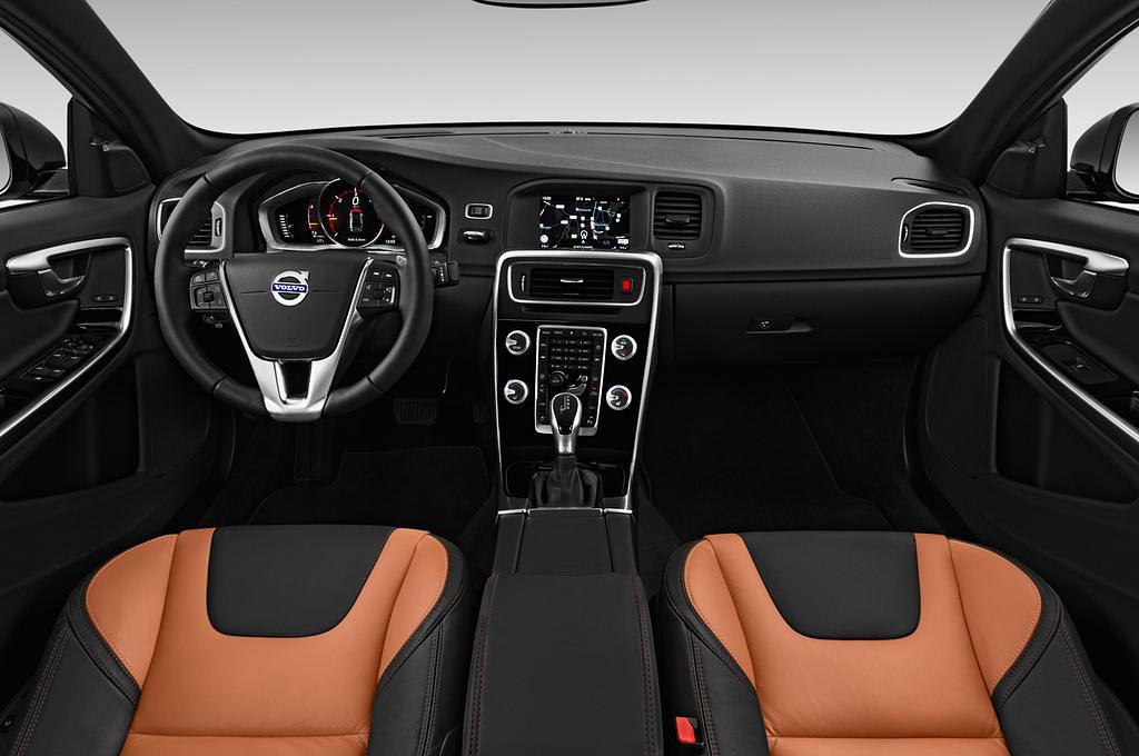 Volvo S60 Cross Country (Baujahr 2017) Summum 4 Türen Cockpit und Innenraum