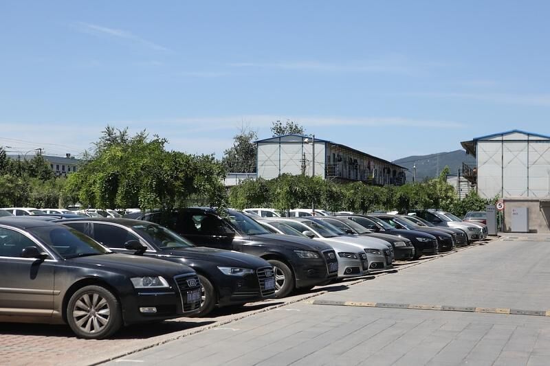 Die Gebrauchtwagen stehen in Reih und Glied
