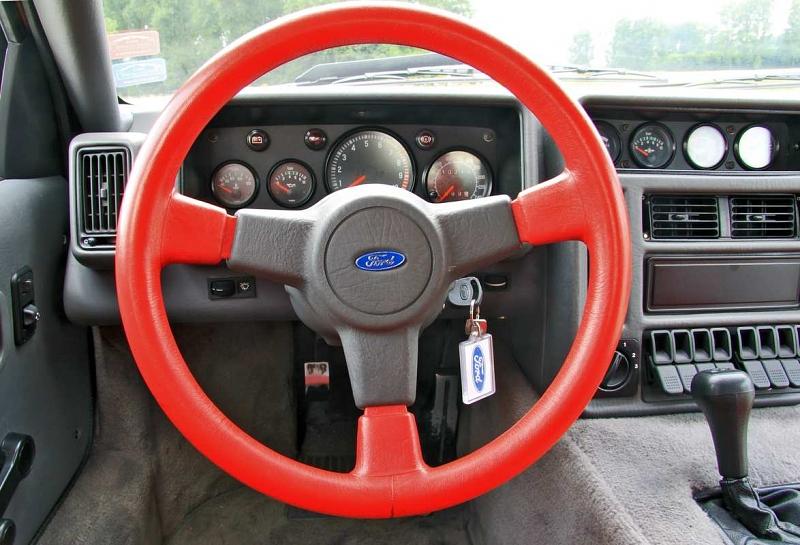 Das feuerrote Lenkrad des Ford RS200.