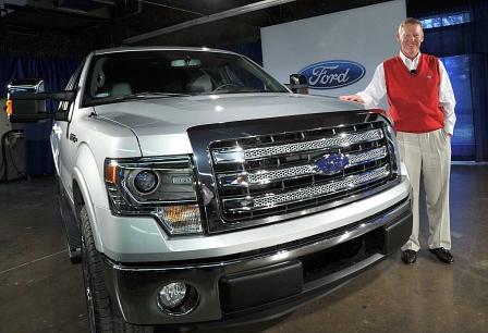 Ford-Chef Alan Mulally stolz vor dem neuen Ford F-150.