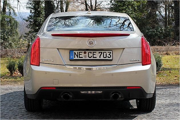 Typisch Cadillac: Stehende Heckleuchten und zwei Auspuffenden