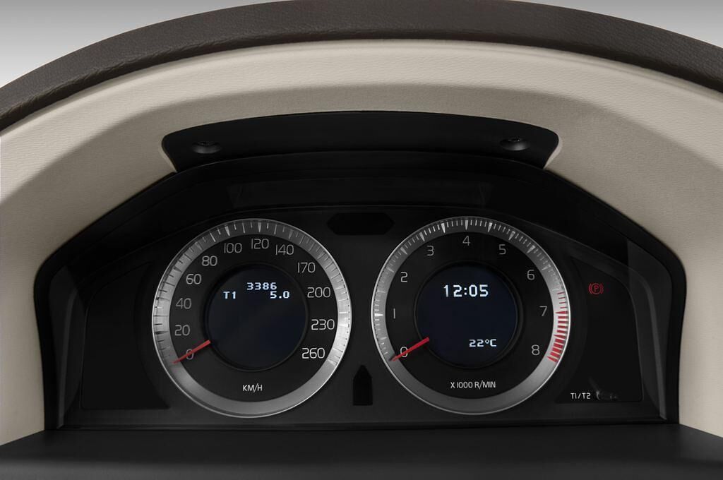 Volvo XC70 (Baujahr 2011) Momentum 5 Türen Tacho und Fahrerinstrumente
