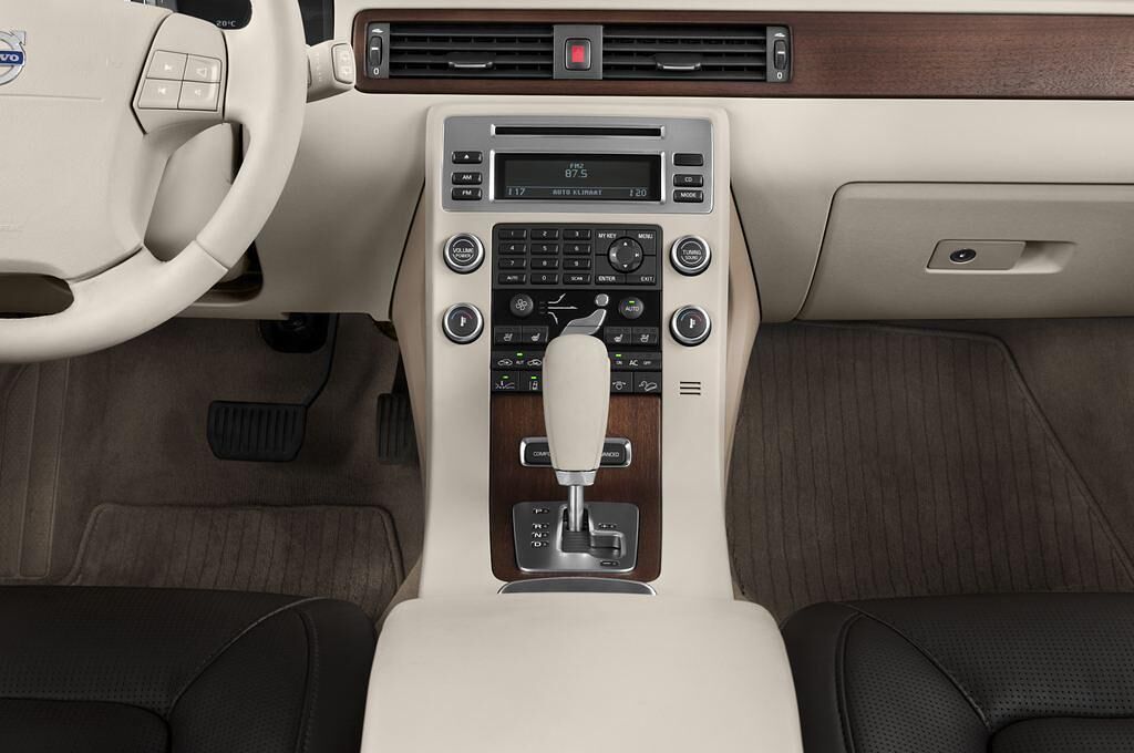 Volvo XC70 (Baujahr 2011) Momentum 5 Türen Mittelkonsole