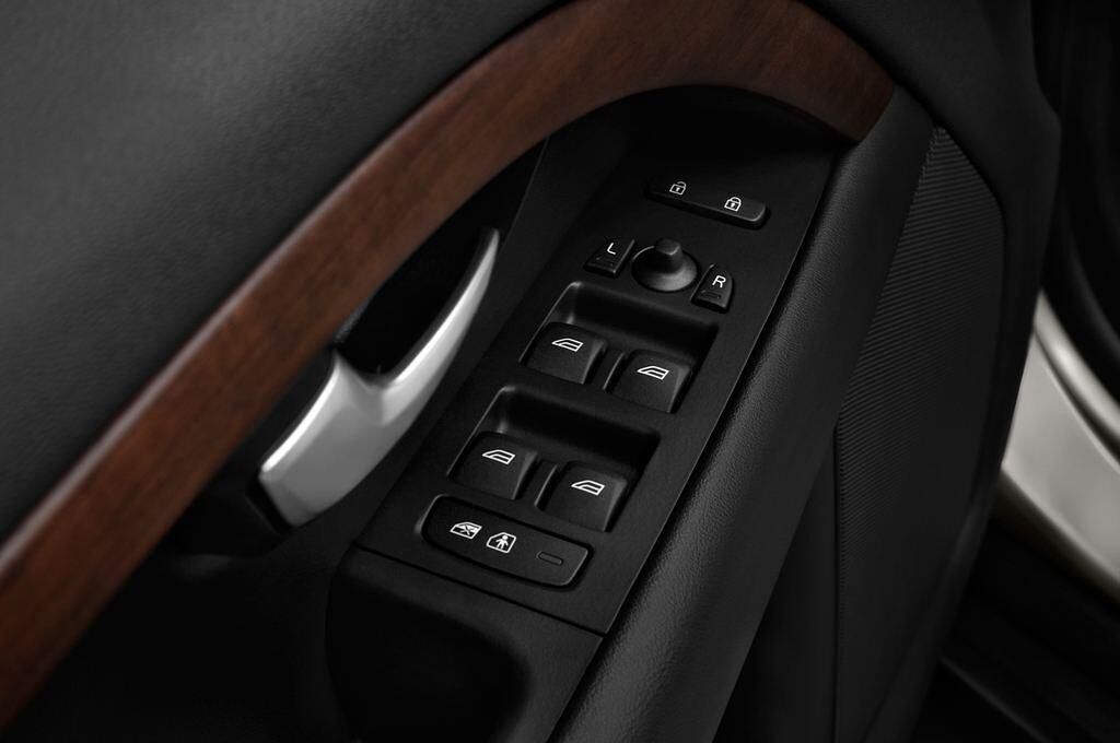 Volvo XC70 (Baujahr 2011) Momentum 5 Türen Bedienungselemente Tür