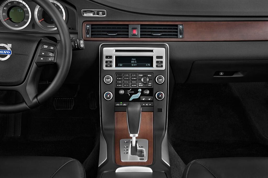 Volvo XC70 (Baujahr 2011) Momentum 5 Türen Mittelkonsole