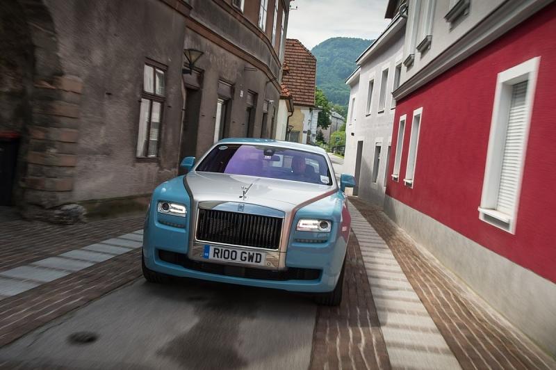 Bei einer Breite von 1,95 Metern kann es mit dem Rolls-Royce Ghost 2013 Centenary Edition schon mal eng werden