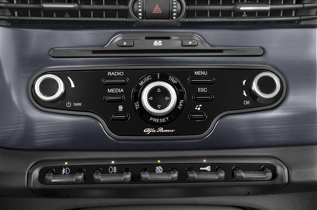Alfa Romeo Giulietta (Baujahr 2010) Distinctive 5 Türen Radio und Infotainmentsystem