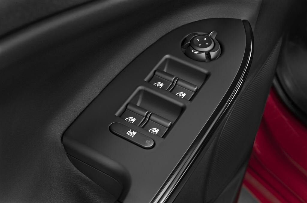 Alfa Romeo Giulietta (Baujahr 2010) Distinctive 5 Türen Bedienungselemente Tür