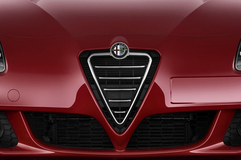 Alfa Romeo Giulietta (Baujahr 2010) Distinctive 5 Türen Kühlergrill und Scheinwerfer