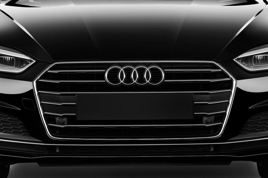 Audi A5 Sportback (Baujahr 2017) sport 5 Türen Kühlergrill und Scheinwerfer