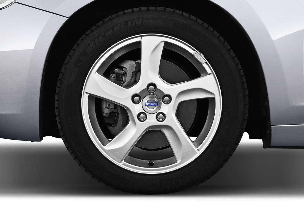 Volvo V60 (Baujahr 2011) Summum 5 Türen Reifen und Felge