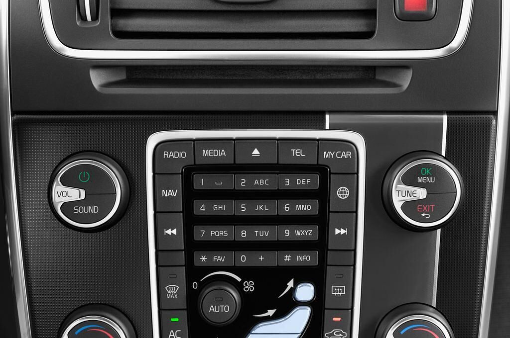 Volvo V60 (Baujahr 2015) R-Design Summum 5 Türen Radio und Infotainmentsystem