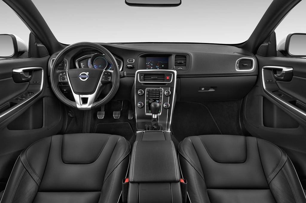 Volvo V60 (Baujahr 2015) R-Design Summum 5 Türen Cockpit und Innenraum
