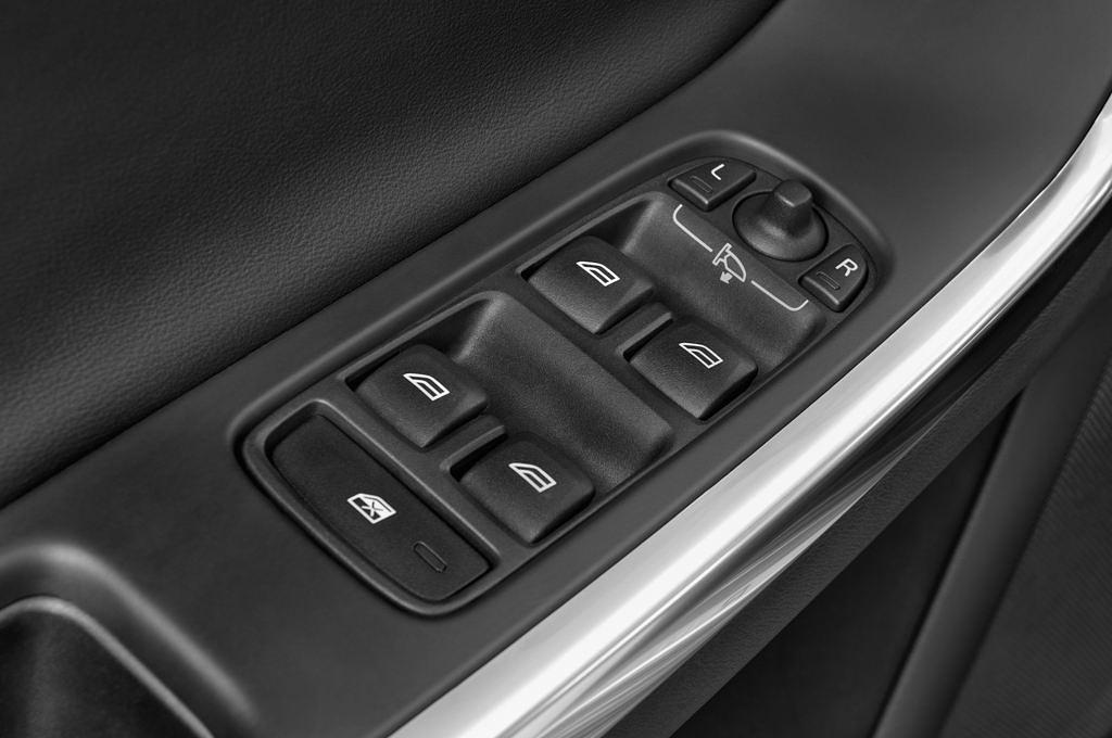 Volvo V60 (Baujahr 2015) R-Design Summum 5 Türen Bedienungselemente Tür