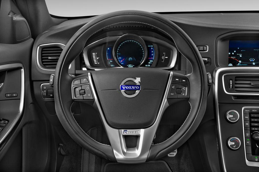 Volvo V60 (Baujahr 2015) R-Design Summum 5 Türen Lenkrad