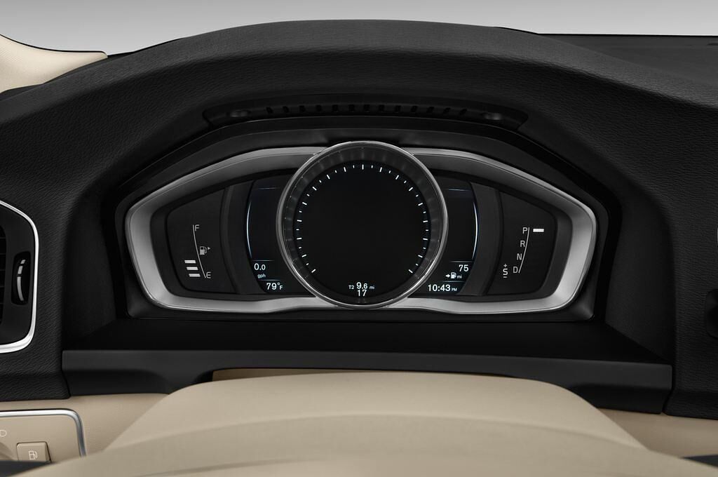 Volvo V60 (Baujahr 2016) Summum 5 Türen Tacho und Fahrerinstrumente