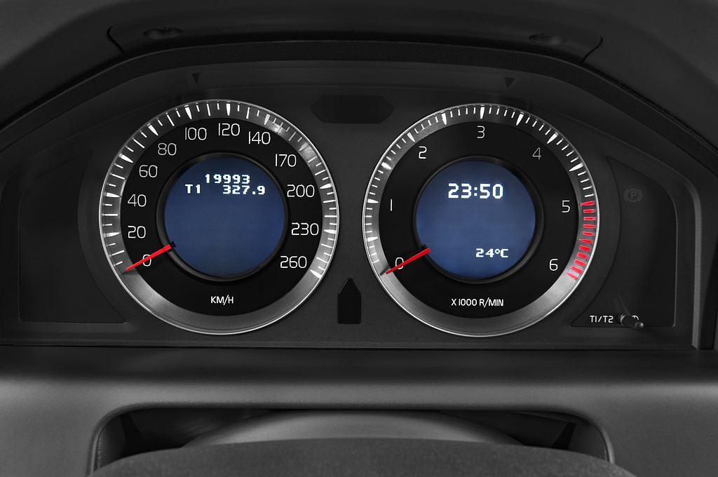 Volvo XC60 (Baujahr 2010) Kinetic 5 Türen Tacho und Fahrerinstrumente