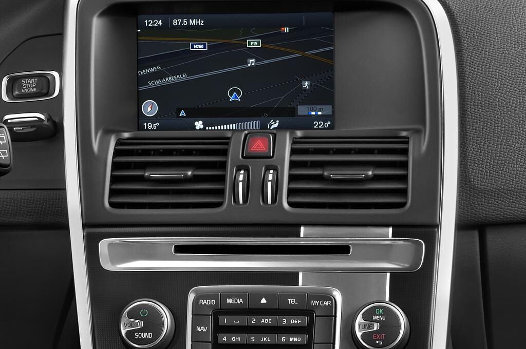 Volvo XC60 (Baujahr 2014) R-Design Summum 5 Türen Radio und Infotainmentsystem
