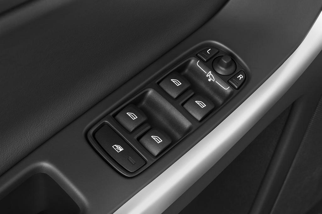 Volvo XC60 (Baujahr 2014) R-Design Summum 5 Türen Bedienungselemente Tür