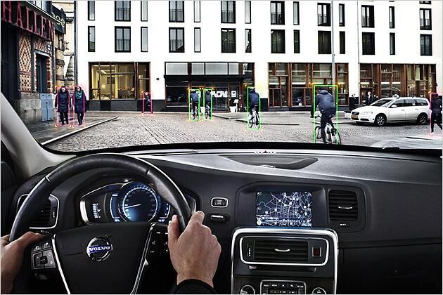 Der optionale Notbremsassistent erkennt jetzt auch Fahrradfahrer vor dem Fahrzeug und leitet bei Gefahr eine Vollbremsung ein