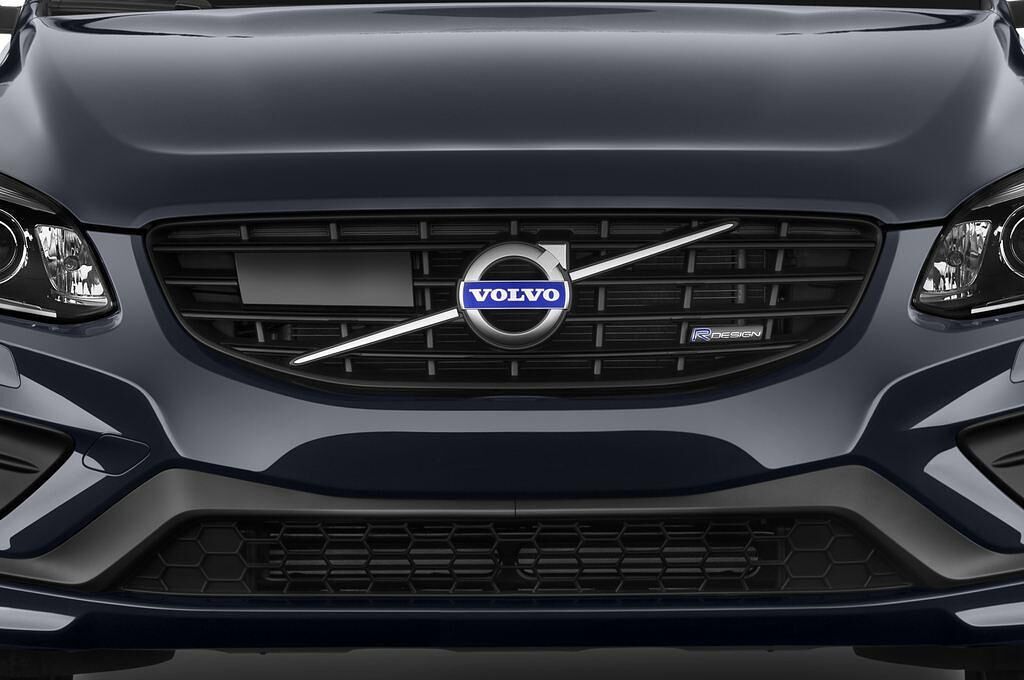 Volvo XC60 (Baujahr 2014) R-Design Summum 5 Türen Kühlergrill und Scheinwerfer