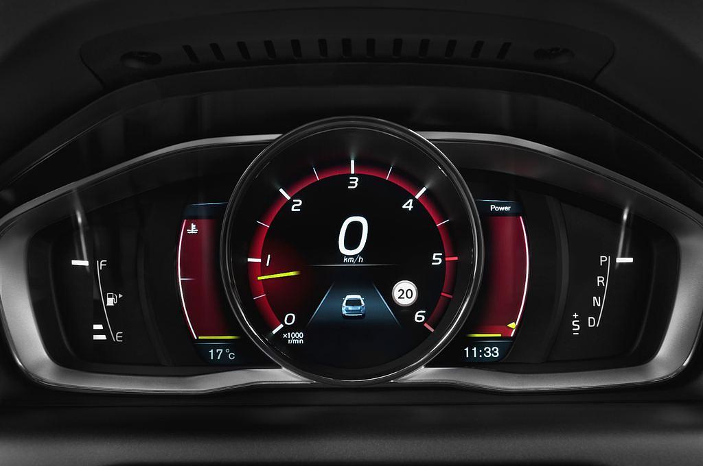Volvo XC60 (Baujahr 2014) R-Design Summum 5 Türen Tacho und Fahrerinstrumente