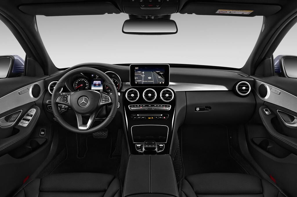 Mercedes C Class (Baujahr 2018) AMG Line 5 Türen Cockpit und Innenraum
