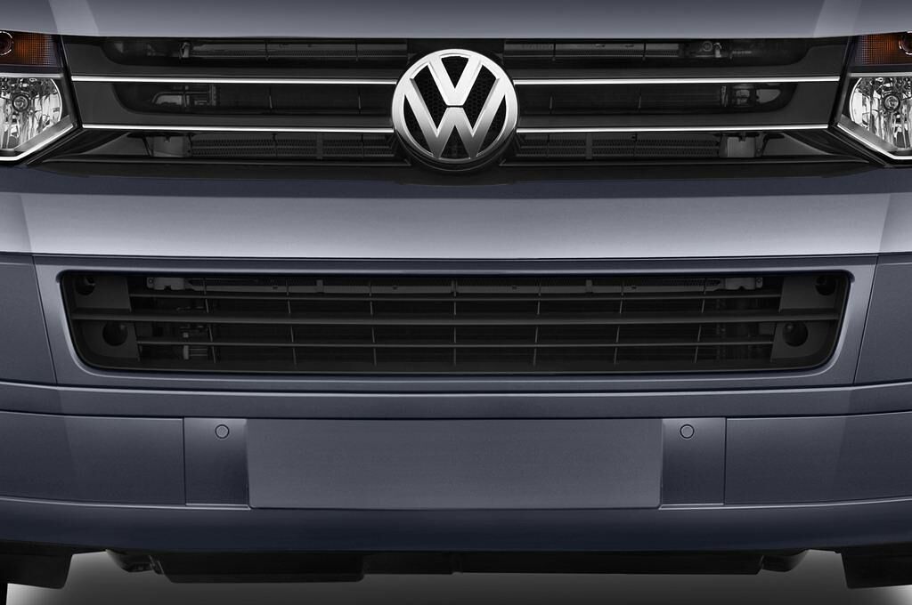 Volkswagen California (Baujahr 2015) Comfortline Bmt 4 Türen Kühlergrill und Scheinwerfer