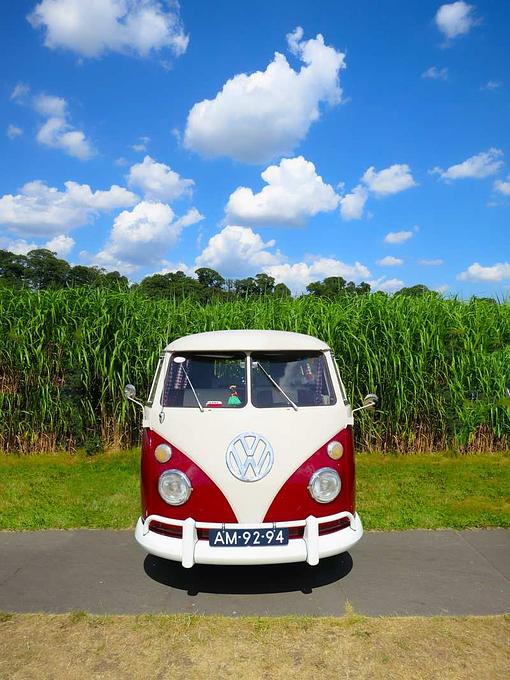 Darf auf einer Oldtimerveranstaltung nicht fehlen: ein VW Bus T1.