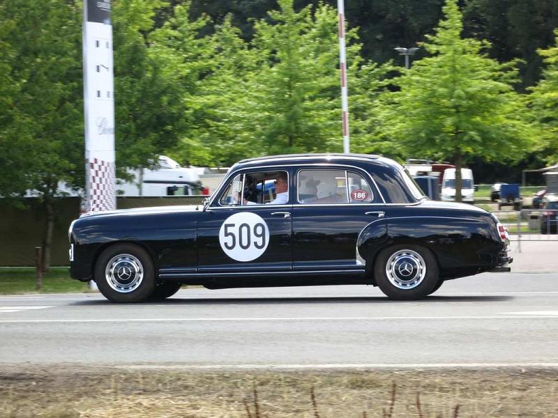 Mercedes-Benz 220 (W180) mit Hans Herrmann am Steuer.