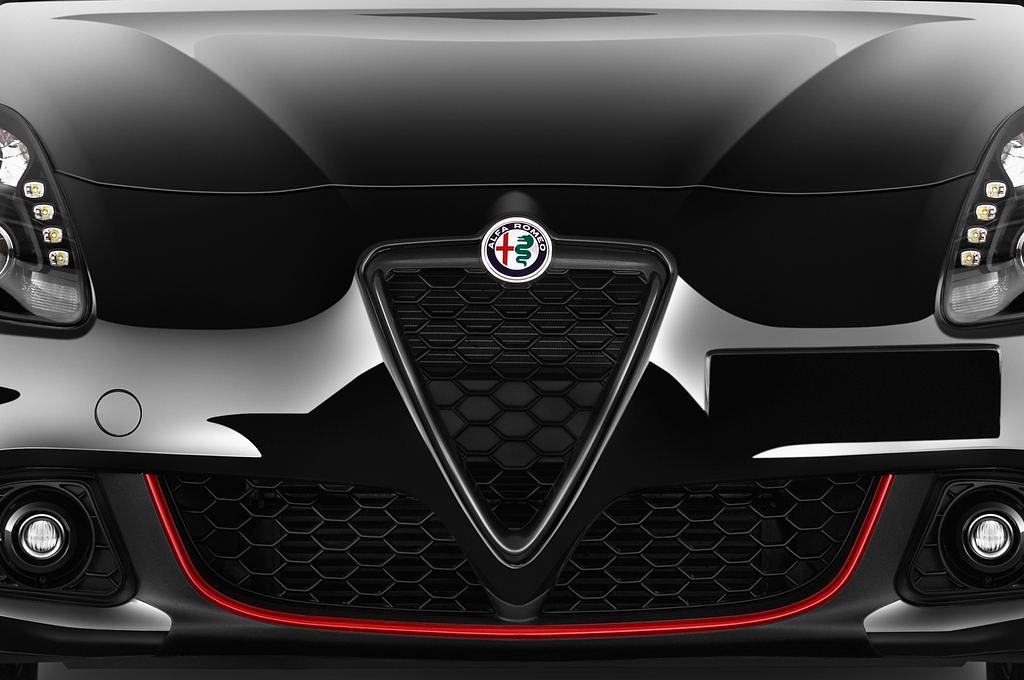 Alfa Romeo Giulietta (Baujahr 2016) Super 5 Türen Kühlergrill und Scheinwerfer