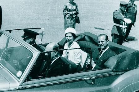 Queen Elisabeth II zusammen mit Prinz Philip einem offenen Rolls-Royce