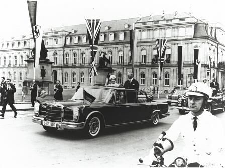 Queen Elisabeth II beim Staatsbesuch 1965 in Stuttgart in einem Mercedes 600