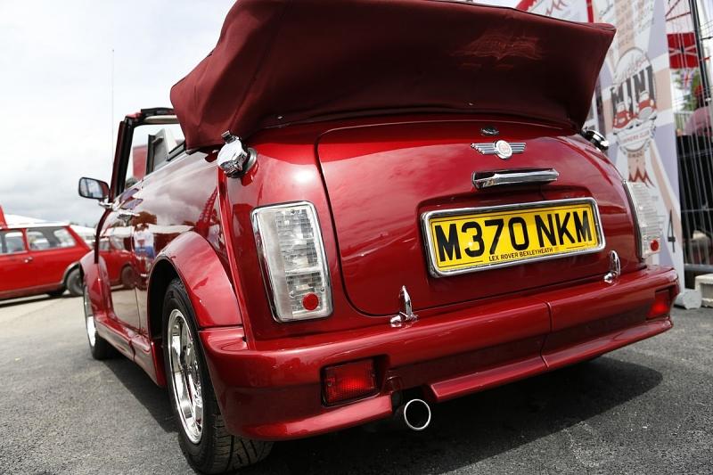 Das Verdeck des Austin Mini Cabrio ist im zusammengefalteten Zustand höher, als bei den Vorläufermodellen
