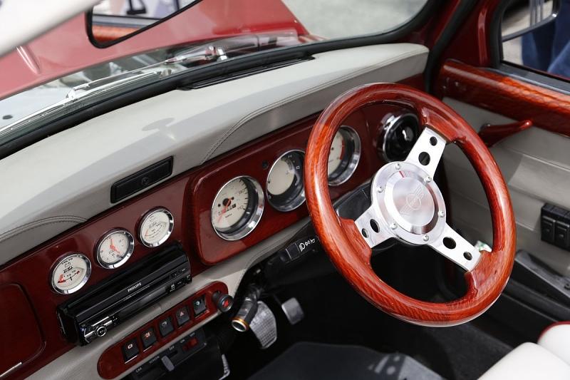 Die Cockpitapplikationen waren Austin Mini Cabrio aus Wurzelholz
