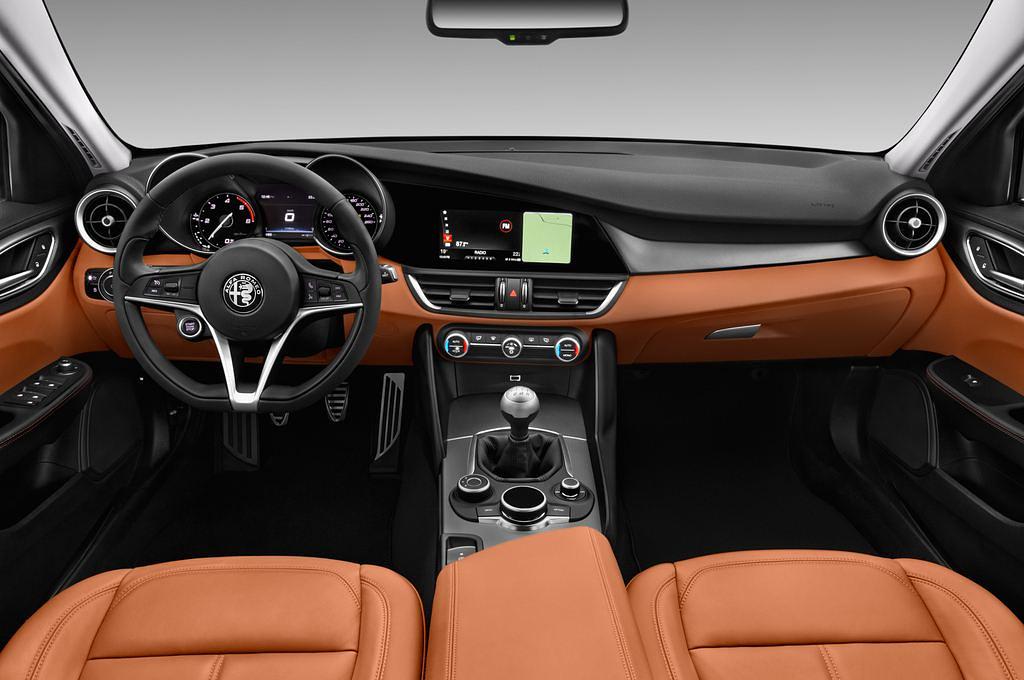 Alfa Romeo Giulia (Baujahr 2017) Super 4 Türen Cockpit und Innenraum