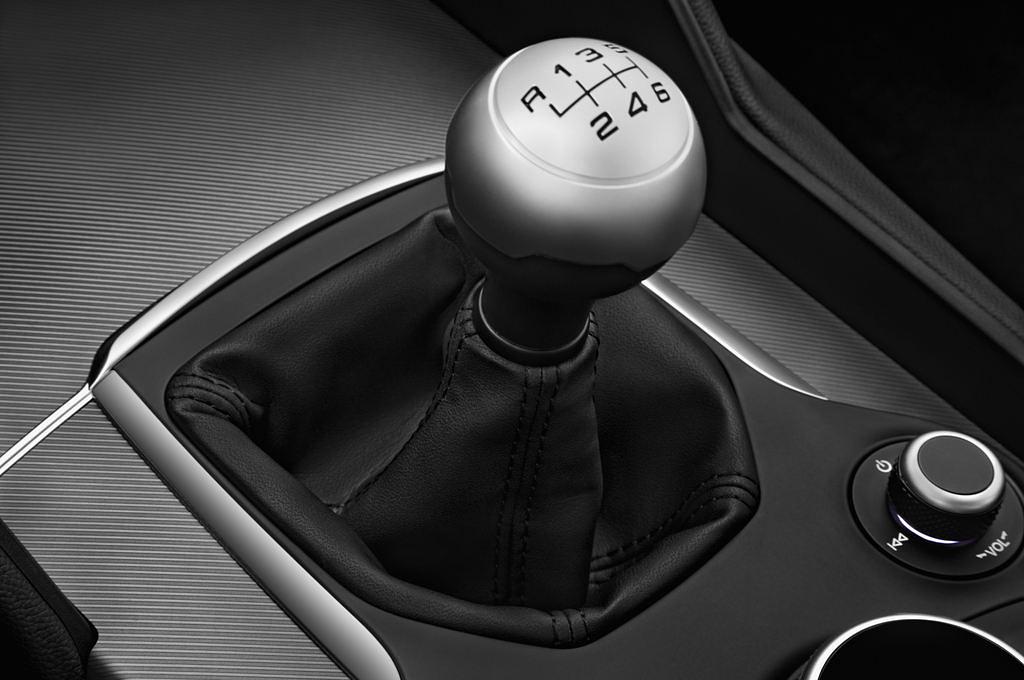 Alfa Romeo Giulia (Baujahr 2017) Super 4 Türen Schalthebel