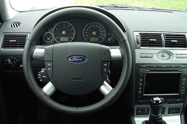Cockpit: Schöne Instrumente in Chromringen, aber die ovale Uhr ist wohl nicht jedermanns Geschmack
