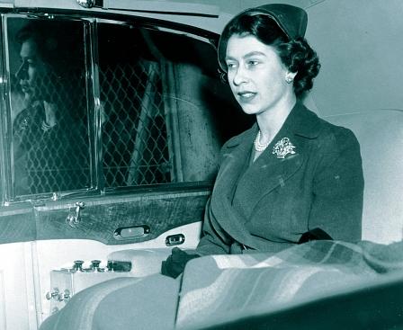 Dank genügend Kopffreiheit im Rolls-Royce Phantom IV kann die Königin den Hut aufbehalten