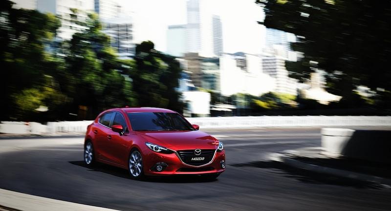 Die schmalen Scheinwerfer des Mazda 3 drücken Dynamik aus