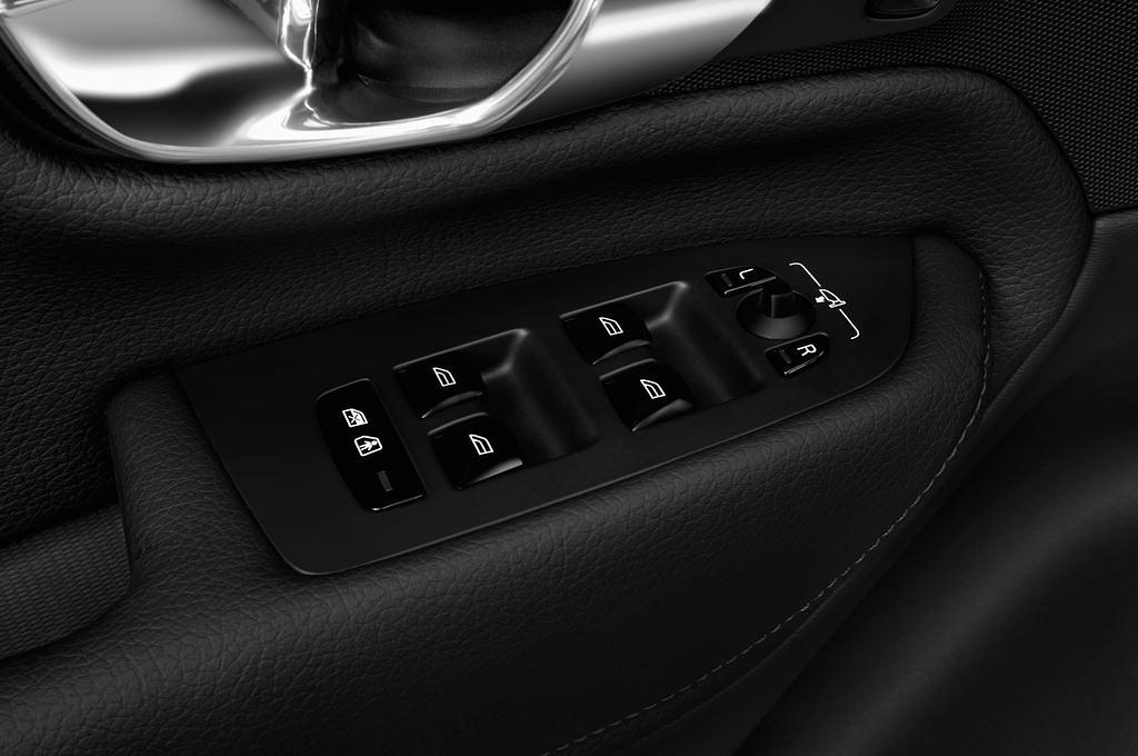 Volvo XC90 (Baujahr 2017) Momentum 5 Türen Bedienungselemente Tür