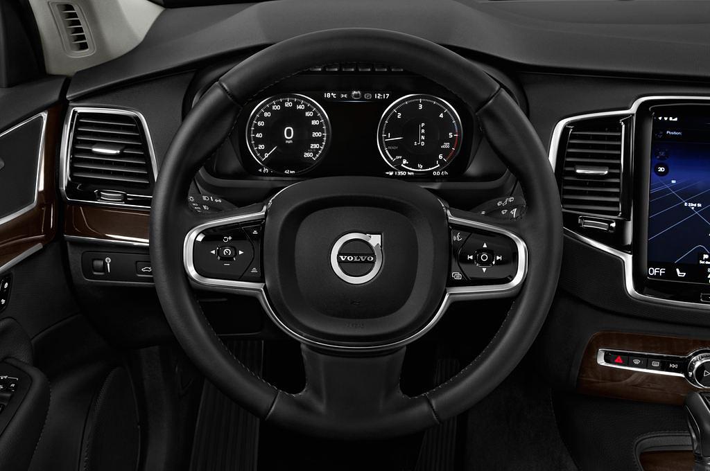 Volvo XC90 (Baujahr 2017) Momentum 5 Türen Lenkrad