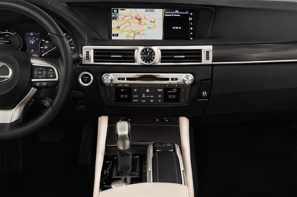 Lexus GS (Baujahr 2017) Executive Line 4 Türen Mittelkonsole