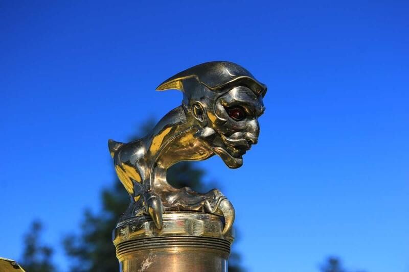 Kühlerfigur vom 1919er La Bestioni Beast.