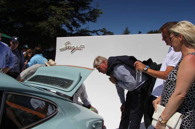 Porsche Vorstand Wolfgang Hatz schaut beim Singer-Porsche genau hin.